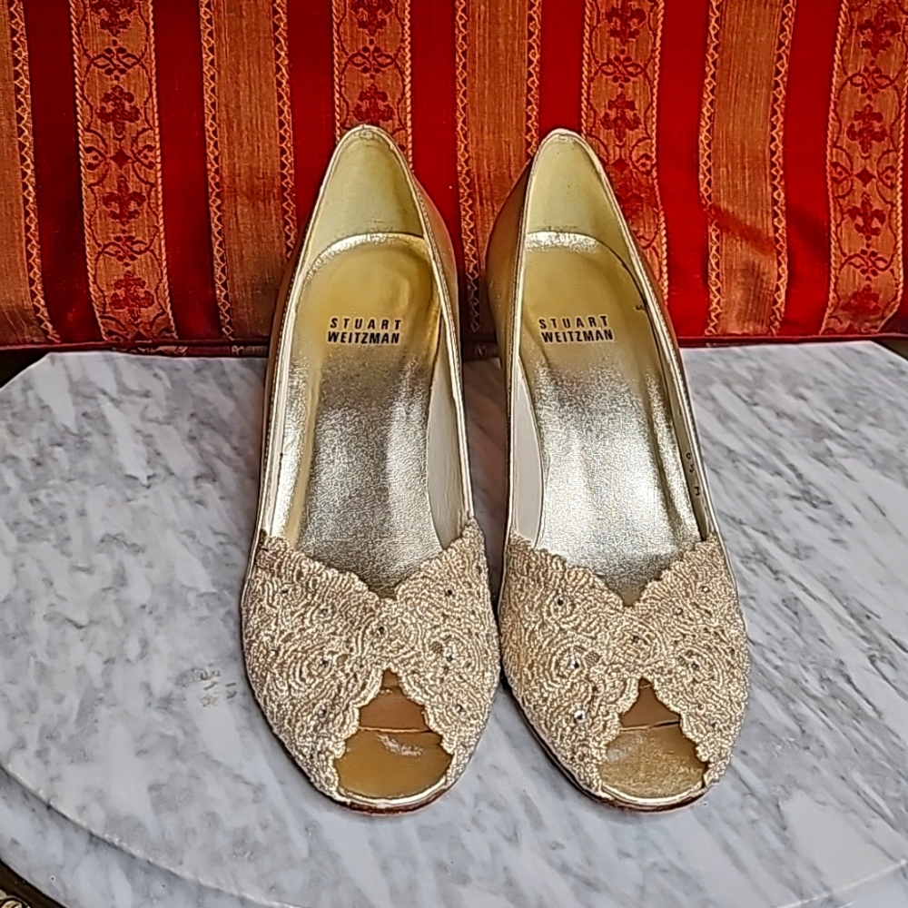 Stuart Weitzman Gold Chantilly Lace "Chantelle" Swarovski Trim Pump Size 6.5